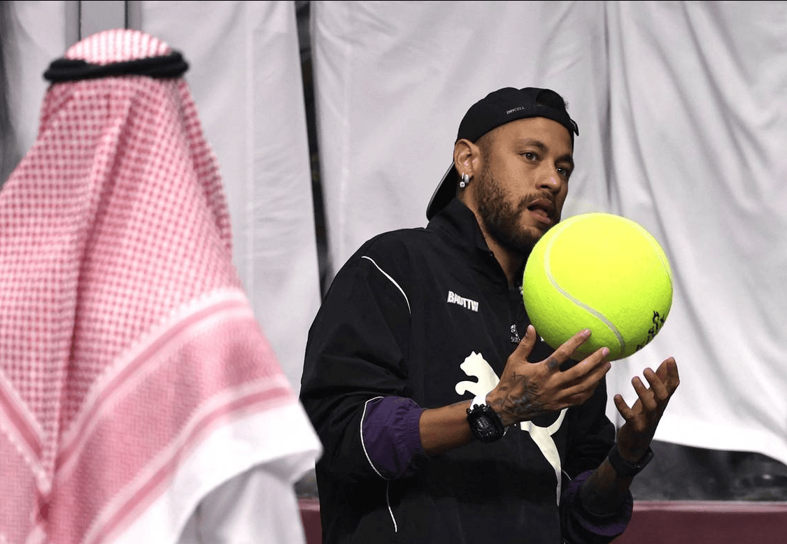 关于内马尔在FPX比赛中败北，大胜引发热议！的信息